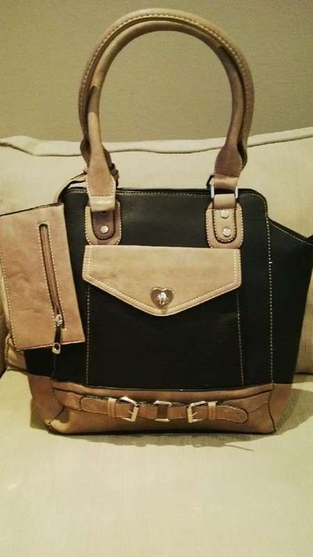 **NEW**Stunning Ladies 2pc PU Leather Handbag With Beautiful Detail & Design**5 Colours**2 Avail**