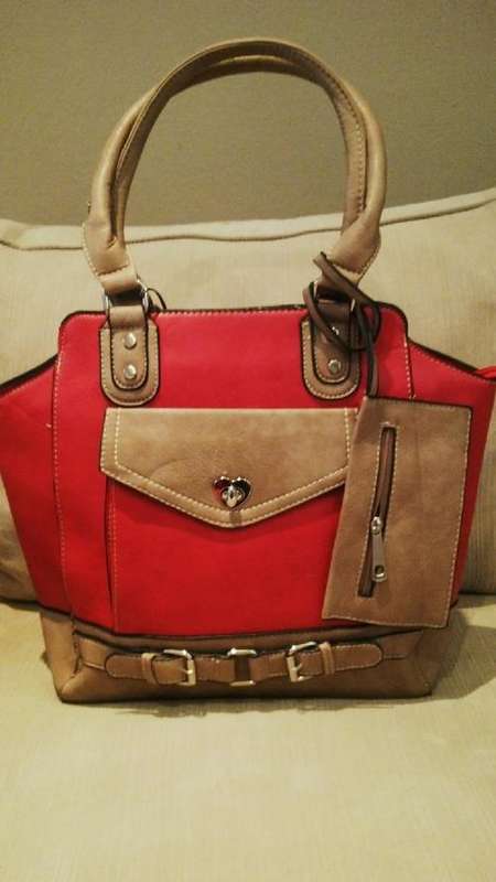 **NEW**Stunning Ladies RED PU Leather Handbag With Beautiful Detail & Design**PLEASE READ**
