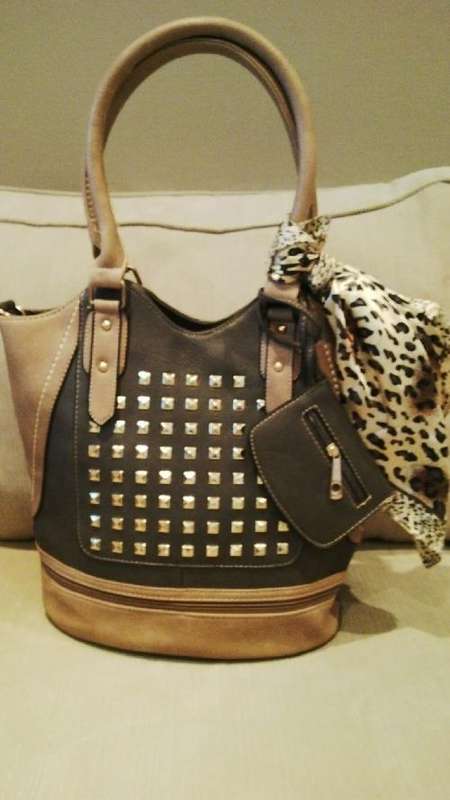 ***NEW**Stunning Ladies 4PC GREY/BEIGE PU Leather Handbag With Beautiful Detail & Design***