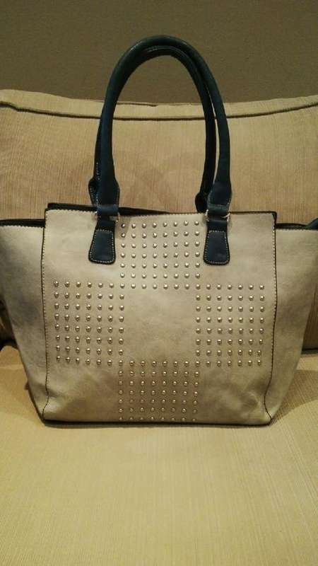 **NEW**Stunning Ladies PU Leather Handbag With Beautiful Detail & Design***LIGHT GREY/BLUE***
