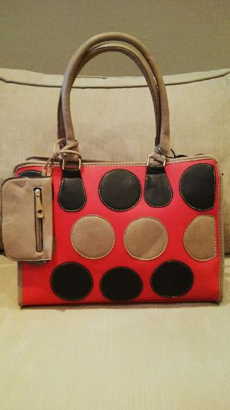 ***NEW**Stunning Ladies 3PC RED/BEIGE/BLACK PU Leather Handbag With Beautiful Detail & Design***