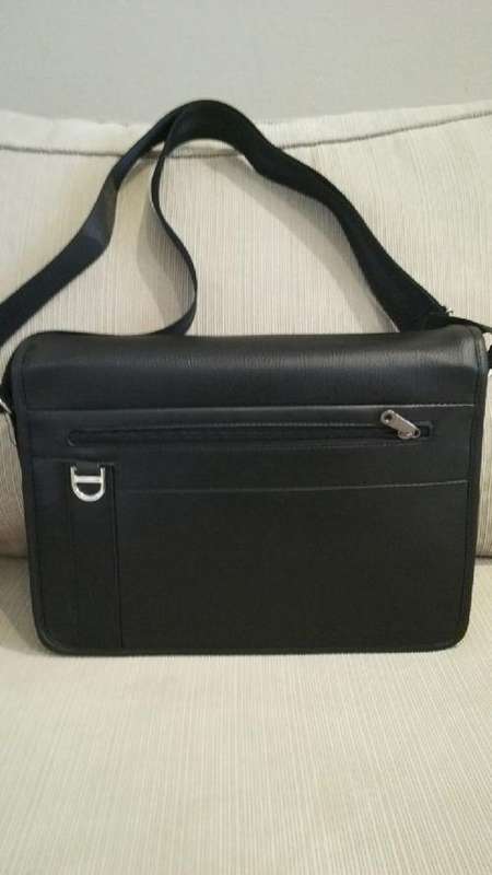 **NEW**MEN'S SUITCASE STYLE SLING BLACK PU LEATHER MESSENGER BAG***34CM WIDE***BRAND NEW**