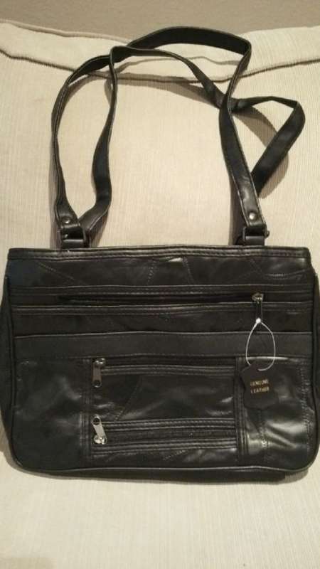**NEW**GENUINE LEATHER LADIES BAG IN BLACK**GREAT EVERYDAY BAG**LOTS OF COMPARTMENTS**BRAND NEW**