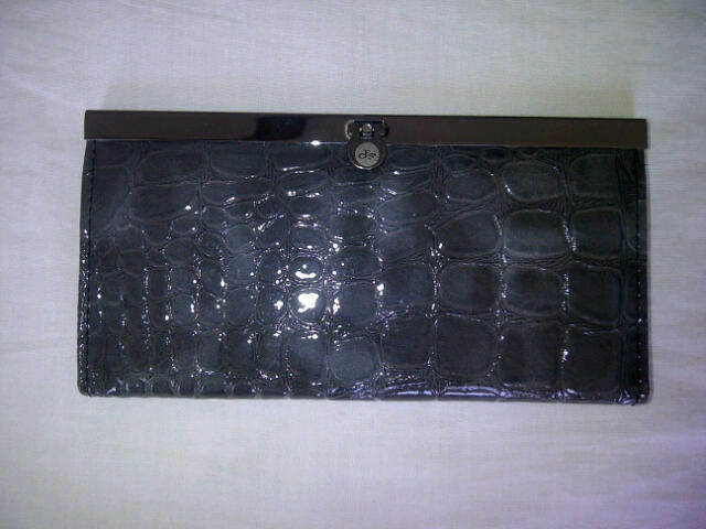 ***Beautiful Ladies Grey Purse with lots of compartments***