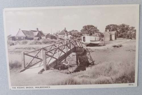 GB -B/W POST THE KISSING BRIDGE.WALBERSWICK