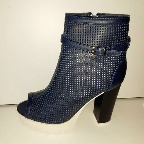 JADA size 6 Heel. Navy .