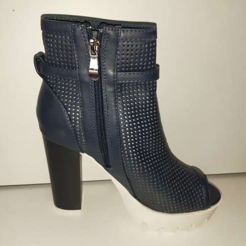 JADA size 6 Heel. Navy .