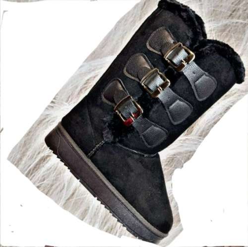 Ladies warm uggs. SA size 5 or 7. Black
