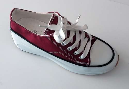 Ladies Fashion Sneaker .Maroon. Size 6