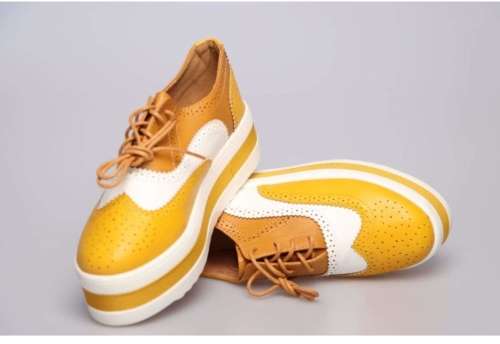 Ladies fashion shoes. Size 4 or 6