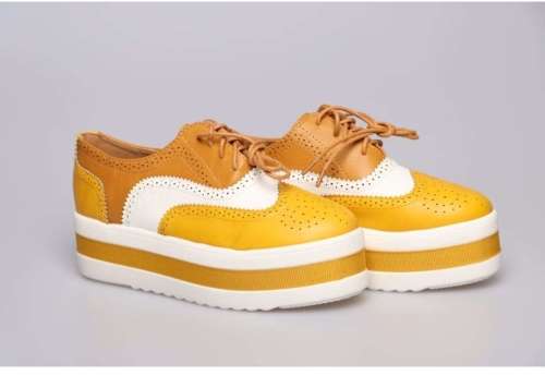 Ladies fashion shoes. Size 4 or 6