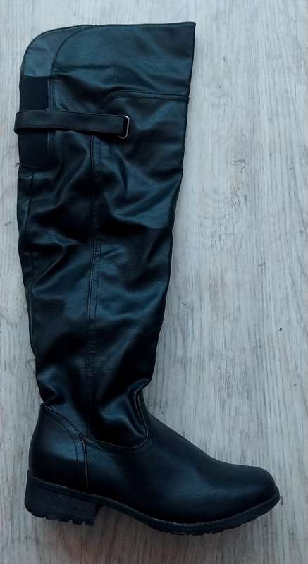 Ladies Warm black boot. Size 4