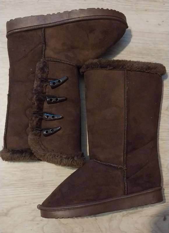 Warm uggs. Size 6 .