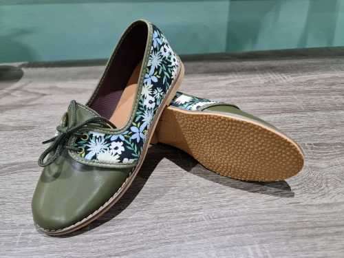 Ladies Fashion shoes. size  5 available
