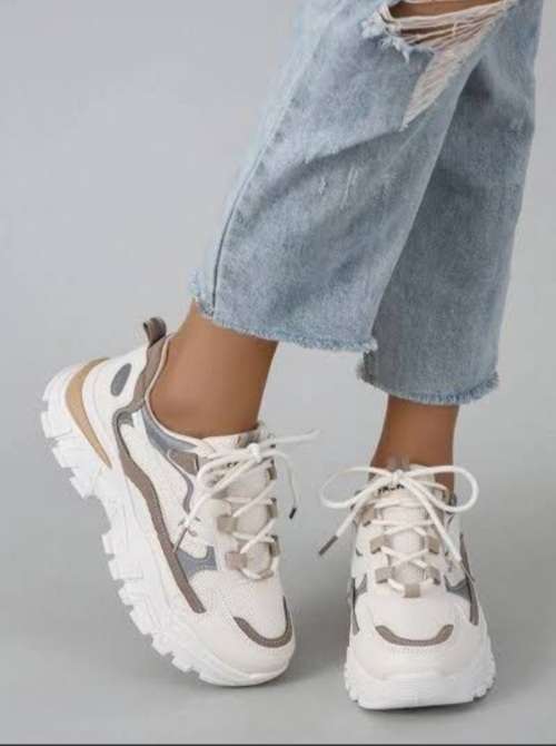 Ladies SOTTO Fashion sneaker. Black only . size 6