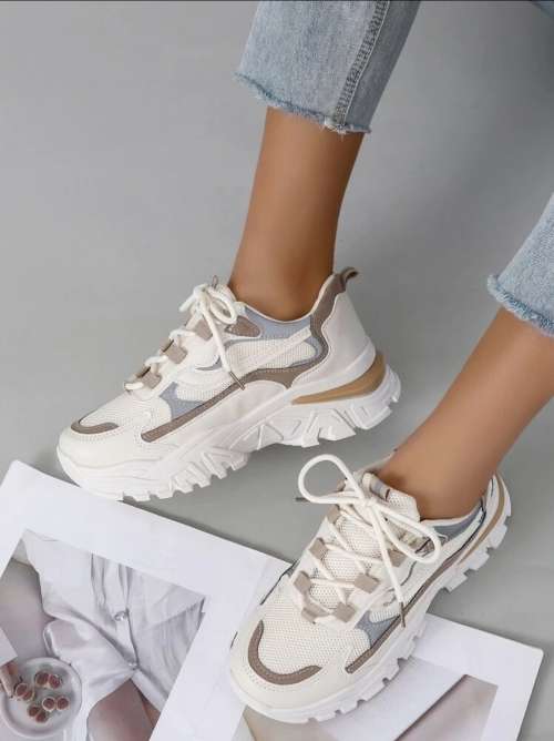 Ladies SOTTO Fashion sneaker. Black only . size 6