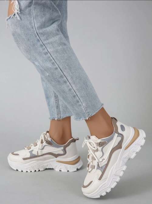 Ladies SOTTO Fashion sneaker. Black only . size 6