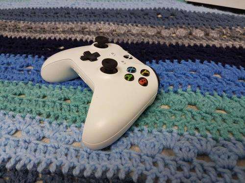 XBOX ONE S 1TB + RECHARGER + 2 GAMES