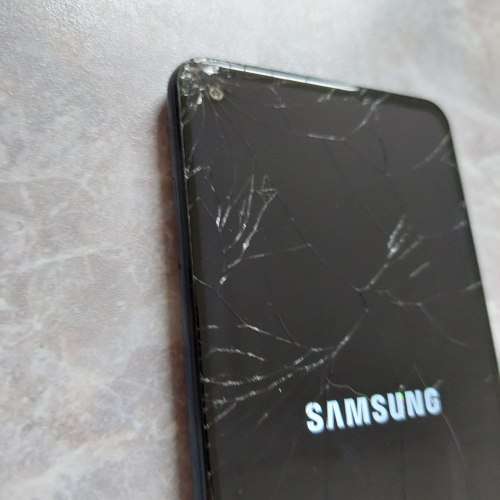 Samsung Galaxy A21s wih Cracked up screen