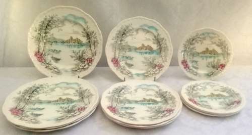 Vintage ALFRED MEAKIN Queens Castle  Set of four plates (DInner, Fish and Side Plates)
