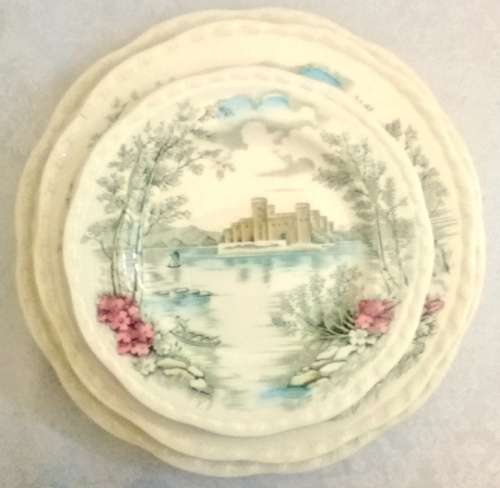 Vintage ALFRED MEAKIN Queens Castle  Set of four plates (DInner, Fish and Side Plates)
