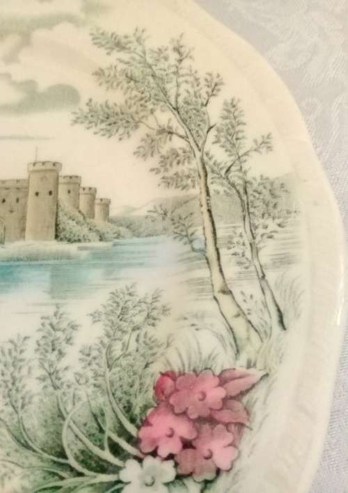 Vintage ALFRED MEAKIN Queens Castle  Set of four plates (DInner, Fish and Side Plates)