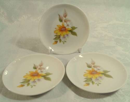 Three small porcelain pin plates - yellow daisy and white daisies