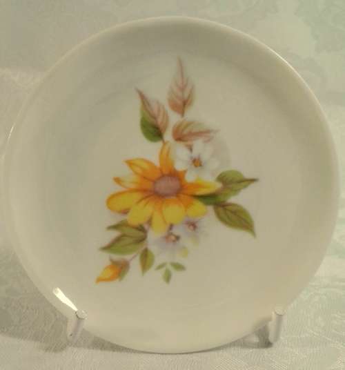 Three small porcelain pin plates - yellow daisy and white daisies