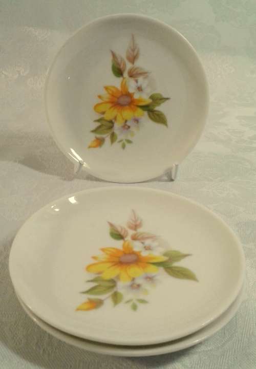 Three small porcelain pin plates - yellow daisy and white daisies
