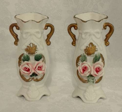 A pair of pretty vases with pink roses