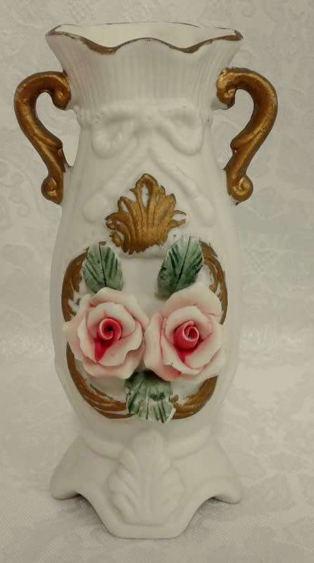 A pair of pretty vases with pink roses
