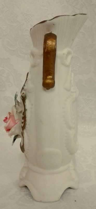 A pair of pretty vases with pink roses