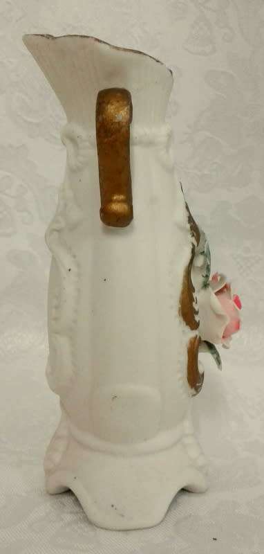 A pair of pretty vases with pink roses