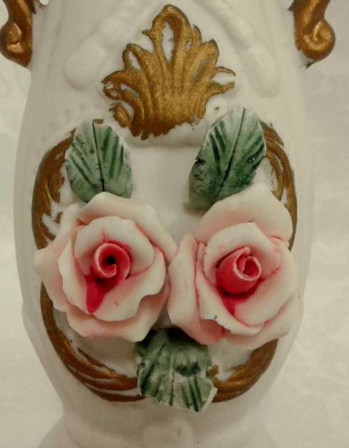 A pair of pretty vases with pink roses