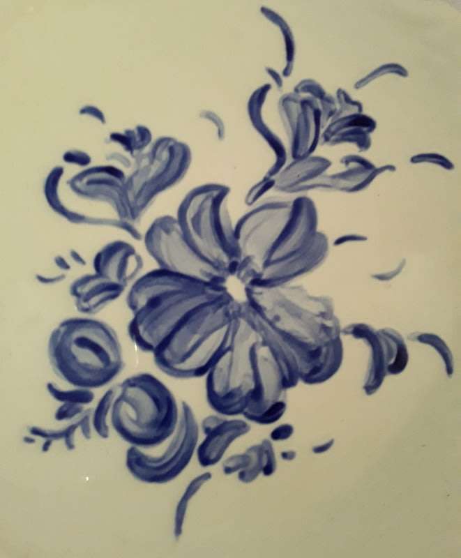 Pretty blue and white display plate
