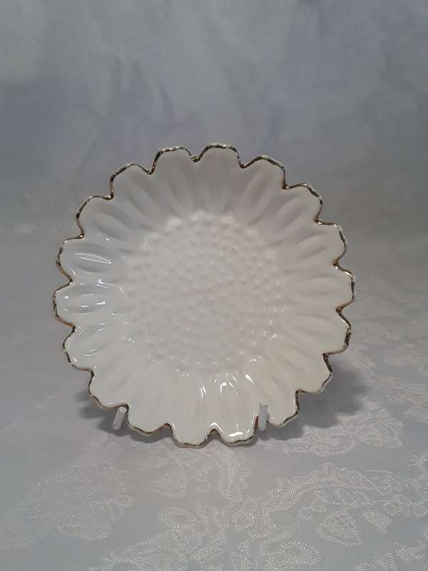 Five Small Daisy with gold trim serving or snack bowls.