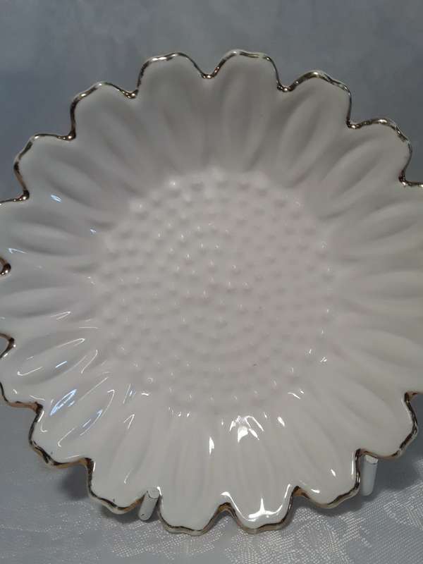 Five Small Daisy with gold trim serving or snack bowls.