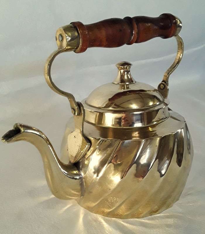 Brass Tea pot with wooden handle (Please read description)