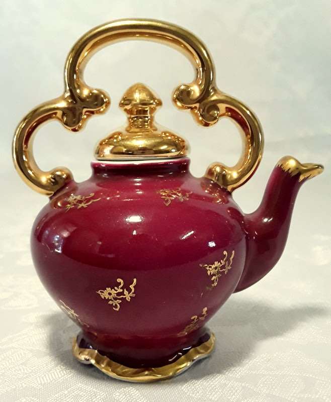 Exquisite Limoges miniature tea pot and lid