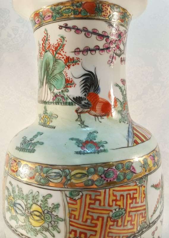 Collectable 1970s Fabricado Em Macau Vase with Rooster Design