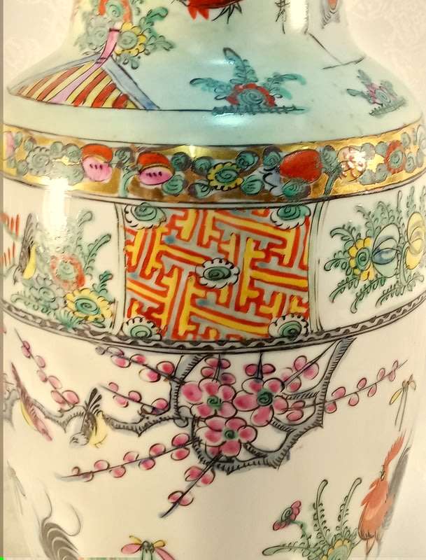 Collectable 1970s Fabricado Em Macau Vase with Rooster Design