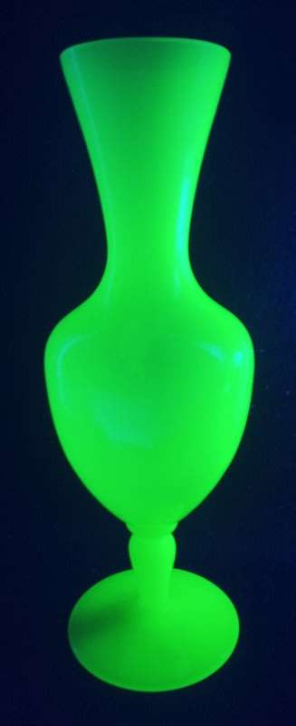 Magnificent Vraie Opaline Italienne Vintage Uranium Glass Vase