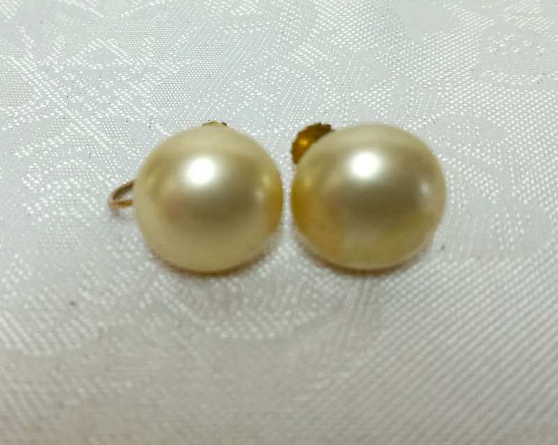 Antique 9ct Gold and Pearl screw on earrings