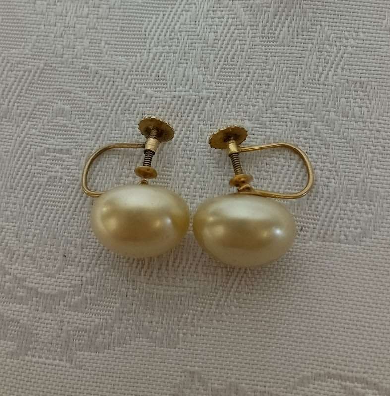 Antique 9ct Gold and Pearl screw on earrings