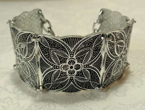 Retro silver coloured bracelet