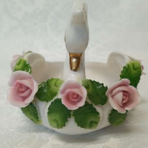 Beautiful vintage Swan Trinket