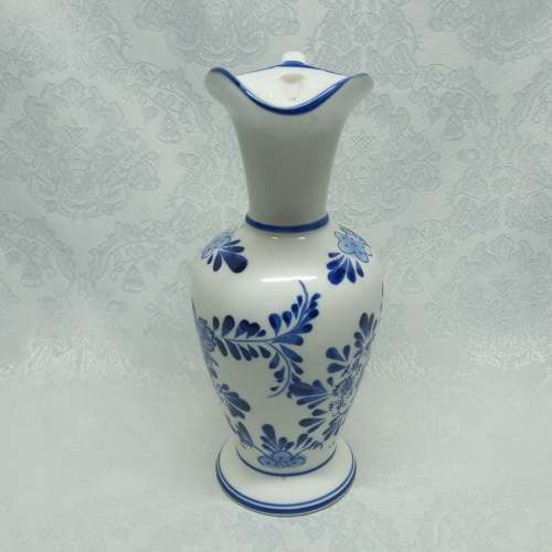 Delft like jug with Holland scene.