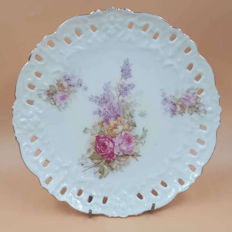 Lace plate with classical rose and flower design