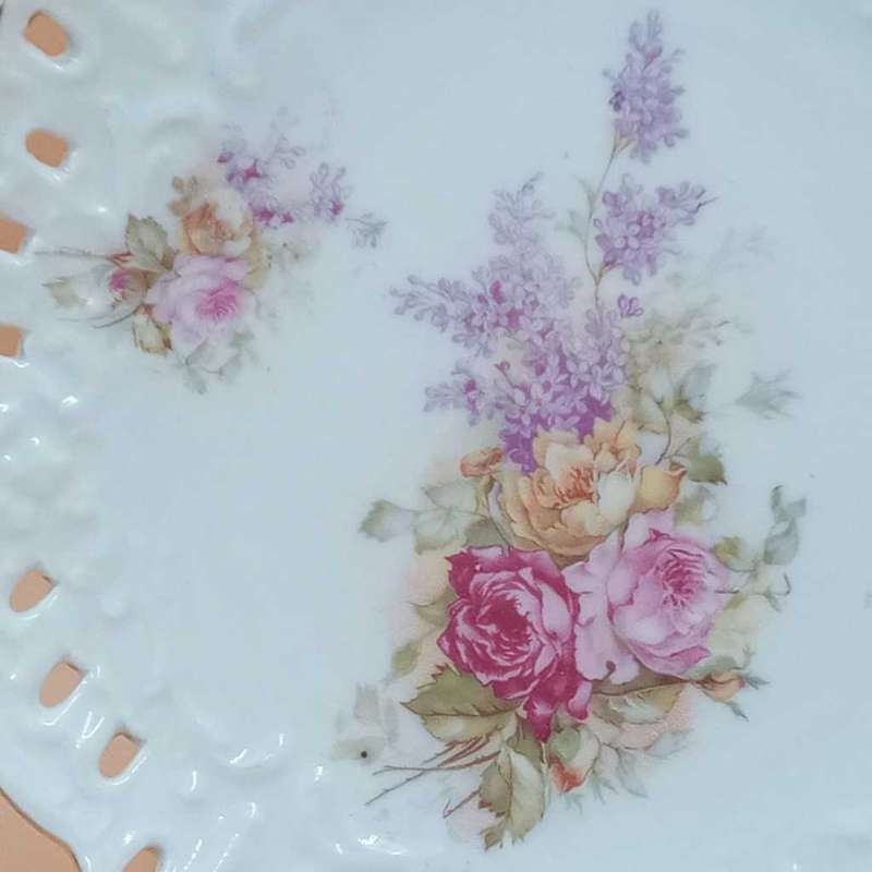 Lace plate with classical rose and flower design