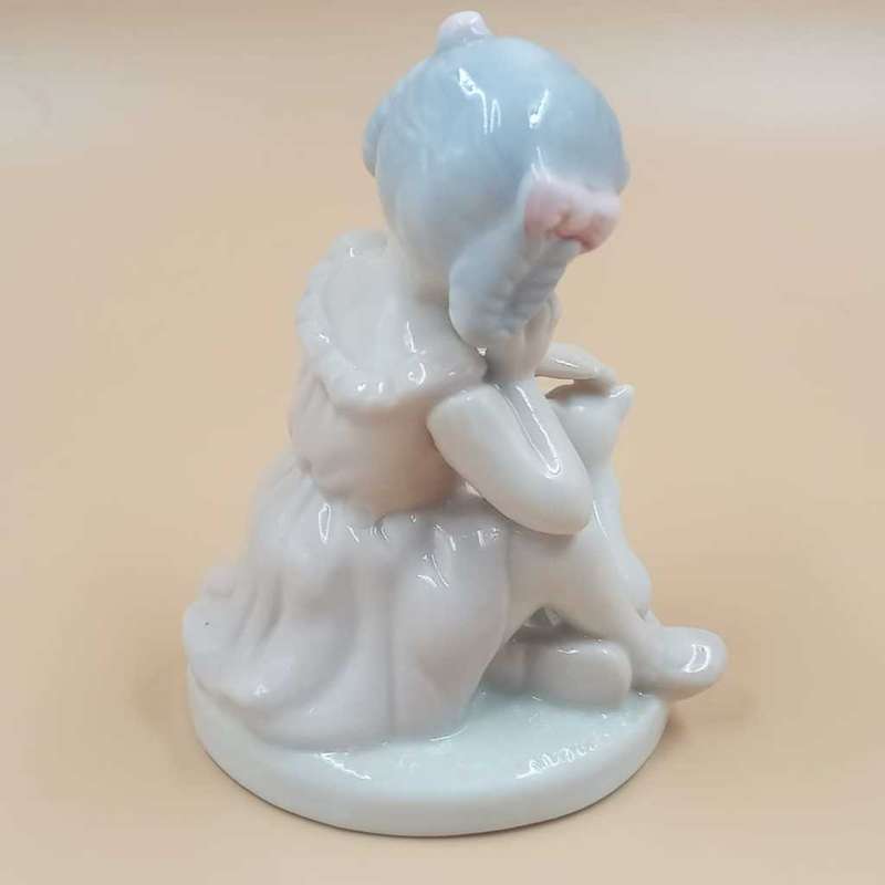 Heritage Collection Figurine - Girl & Kitten